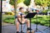 Wojtek gra na gitarze i śpiewa